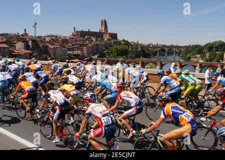 pack dans le pont, pendant la scène Albi/Mende, Tour de France course cycliste , le 21 juillet 2005. Photo de Philippe Montigny/ABACAPRESS.COM Banque D'Images