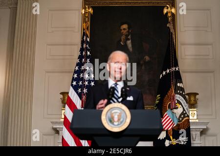 Un portrait du président Lincoln est vu comme le président des États-Unis Joe Biden livre des remarques sur la réponse de son administration au changement climatique lors d'un événement dans la salle à manger de l'État de la Maison Blanche à Washington DC, le 27 janvier 2021. Credit: Anna Moneymaker/Pool via CNP /MediaPunch Banque D'Images