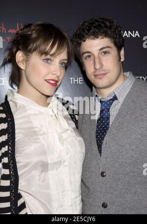 Jenny Mollen et Jason Biggs assistent à la projection de Filth and Wisdom, un film de Madonna, animé par la Cinema Society et Dolce and Gabbana, qui s'est tenu au Landmark Sunshine Theatre de New York City, NY, USA, le lundi 13 octobre 2008. Photo par Graylock/ABACAPRESS.COM Banque D'Images