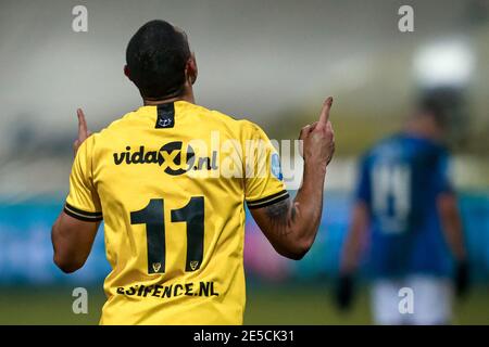 VENLO, PAYS-BAS - JANVIER 27: Georgios Giakoumakis de VVVV Venlo célébrant son 4ème objectif officiel Alex Bos lors de ce match (4:1), pointant du doigt Banque D'Images