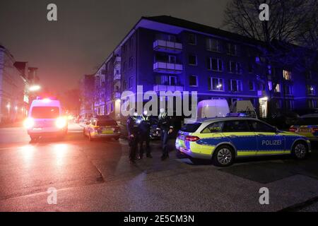 Hambourg, Allemagne. 27 janvier 2021. Les forces de police se tiennent à un cordon de police de St. Pauli pendant les mesures d'évacuation. Pendant les travaux de construction sur le Heiligengeistfeld à Hambourg-St. Pauli, une bombe aérienne britannique datant de la Seconde Guerre mondiale, a été découverte. Il s'agit d'une bombe de 500 livres avec un fusible mécanique de choc arrière, a déclaré mercredi un porte-parole du service des incendies. Pour des raisons de sécurité, toutes les personnes doivent quitter leur maison et la zone à moins de 300 mètres du site de découverte pendant le désamorçage prévu pour la soirée. Crédit : Bodo Marks/dpa/Alay Live News Banque D'Images