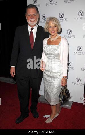 L'actrice Dame Helen Mirren et le réalisateur de mari Taylor Hackford arrivent pour le 2008 Directors Guild of America Honors au DGA Theatre de New York City, NY, USA le 16 octobre 2008. Photo de Gregorio Binuya/ABACAPRESS.COM Banque D'Images