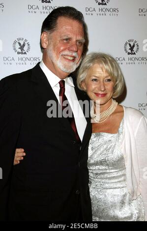 L'actrice Dame Helen Mirren et le réalisateur de mari Taylor Hackford arrivent pour le 2008 Directors Guild of America Honors au DGA Theatre de New York City, NY, USA le 16 octobre 2008. Photo de Gregorio Binuya/ABACAPRESS.COM Banque D'Images