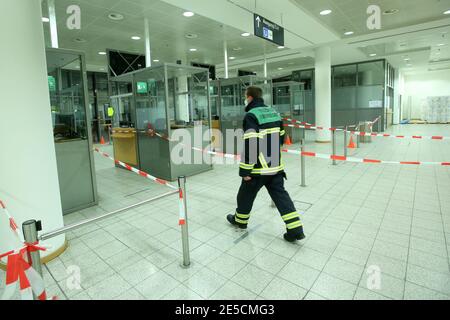 Hambourg, Allemagne. 27 janvier 2021. Un pompier quitte la zone d'entrée du Messehallen Süd, où les évacués peuvent se rassembler. Une bombe aérienne britannique de la Seconde Guerre mondiale a été découverte lors de travaux de construction sur le Heiligengeistfeld à Hambourg-St. Pauli. Il s'agit d'une bombe de 500 livres avec un fusible mécanique de choc arrière, a déclaré mercredi un porte-parole du service des incendies. Pour des raisons de sécurité, toutes les personnes doivent quitter leur maison et la zone à moins de 300 mètres du site de découverte pendant le désamorçage prévu pour la soirée. Crédit : Bodo Marks/dpa/Alay Live News Banque D'Images