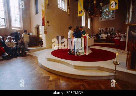 Église Saint-Joseph enfants aux bougies pendant la messe de Roehampton Banque D'Images