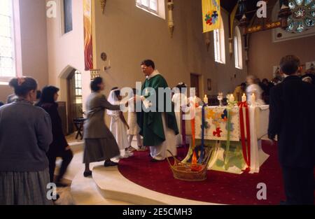 L'église Saint-Joseph se secouant la main après la Communion Roehampton Banque D'Images