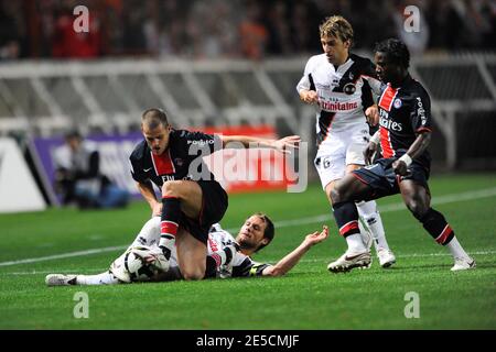 Jerome Rothen du PSG est affronté par Sylvain Marchal de Lorient lors du match de football de la première Ligue française, Paris-St-Germain vs Lorient, à Paris, en France, le 18 octobre 2008. PSG a gagné 3-2. Photo de Willis Parker/Cameleon/ABACAPRESS.COM Banque D'Images