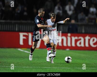 Jerome Rothen du PSG et Yann Jouffre de Lorient se battent pour le ballon lors du match de football de la première Ligue française, Paris-St-Germain contre Lorient, à Paris, en France, le 18 octobre 2008. PSG a gagné 3-2. Photo de Willis Parker/Cameleon/ABACAPRESS.COM Banque D'Images