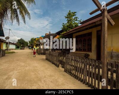 Pasar Kecamatan Pasanea, Indonésie - 15 février 2018 : maisons en bois et en bois dans le petit village de l'île de Seram, Maluku central, Indonésie, Asie Banque D'Images