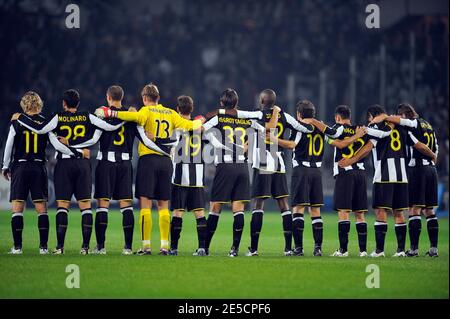 Les joueurs de Juventus observent une minute de silence pour la mort de deux fans de Juventus à la suite d'un accident de bus, avant le match de football de la Ligue des Champions, Juventus FC vs Real Madrid CF au stade olympique de Turin, Italie, le 21 octobre 2008. Juventus a gagné 2-1. Photo de Stephane Reix/ABACAPRESS.COM Banque D'Images