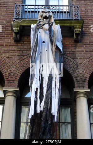 Les maisons portent leurs décors d'Halloween dans l'Upper East Side de New York City, NY, USA le 21 octobre 2008. La nuit d'Halloween est le 31 octobre prochain. Photo de Jean LeBreton/ABACAPRESS.COM Banque D'Images