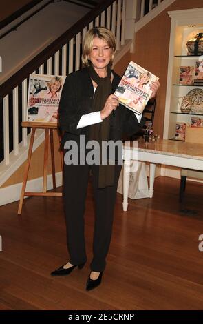 La personnalité de la télévision Martha Stewart assiste à un livre de signature pour son nouveau livre, 'Martha Stewart's Cooking School: Leçons et recettes pour la maison Cook' tenu au magasin Williams Sonoma dans le Time Warner Center à New York City, NY, USA le 22 octobre 2008. Photo de David Miller/ABACAPRESS.COM Banque D'Images