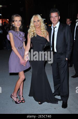 Allegra Versace, designer Donatella Versace et Balthazar Getty assistent à la Fashion Group International présente la 25e nuit annuelle des étoiles en l'honneur des 'alchimistes' qui se tient à Cipriani Wall Street New York City, USA, le 23 octobre 2008. Photo de Gregorio Binuya/ABACAPRESS.COM Banque D'Images