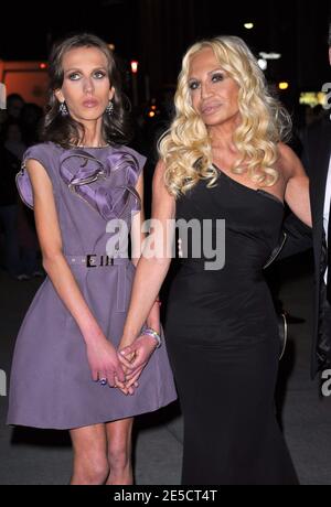 Allegra Versace et la créatrice de mode Donatella Versace assistent au Fashion Group International présente la 25e nuit annuelle des étoiles en hommage aux alchimistes qui se sont tenus à Cipriani Wall Street New York City, USA, le 23 octobre 2008. Photo de Gregorio Binuya/ABACAPRESS.COM Banque D'Images