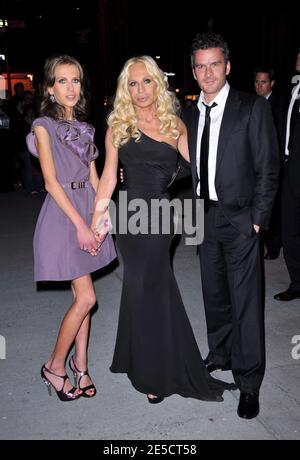 Allegra Versace, designer Donatella Versace et Balthazar Getty assistent à la Fashion Group International présente la 25e nuit annuelle des étoiles en l'honneur des 'alchimistes' qui se tient à Cipriani Wall Street New York City, USA, le 23 octobre 2008. Photo de Gregorio Binuya/ABACAPRESS.COM Banque D'Images