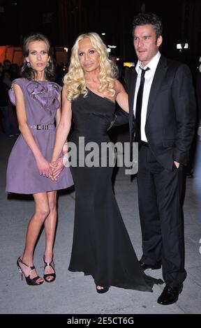 Allegra Versace, designer Donatella Versace et Balthazar Getty assistent à la Fashion Group International présente la 25e nuit annuelle des étoiles en l'honneur des 'alchimistes' qui se tient à Cipriani Wall Street New York City, USA, le 23 octobre 2008. Photo de Gregorio Binuya/ABACAPRESS.COM Banque D'Images