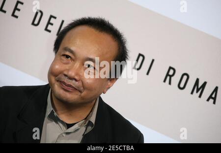 Le réalisateur Rithy Panh pose lors d'un photocall pour son film "un barrage contre le Pacifique" lors du 3ème Festival du film de Rome, Italie, le 24 octobre 2008. Photo de Denis Guignebourg/ABACAPRESS.COM Banque D'Images