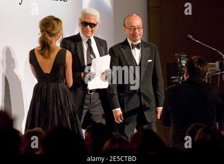 Le designer de mode Karl Lagerfeld présente Harold Koda et le Costume Institute au Metropolitan Museum of Art sur scène lors de la 25e nuit annuelle des étoiles du Fashion Group International en hommage aux 'alchimistes' qui s'est tenue à Cipriani Wall Street New York City, USA, le 23 octobre 2008. Photo par Graylock/ABACAPRESS.COM Banque D'Images