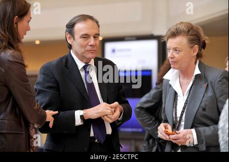 Xavier Couture, directeur de la division Orange Content, avec Aude Zieseniss de Thuin, fondatrice et PDG du Forum des femmes, participe à la quatrième édition de la rencontre mondiale du Forum des femmes au centre international de Deauville, en Normandie, en France, du 16 au 18 octobre 2008. Photo par ABACAPRESS.COM Banque D'Images