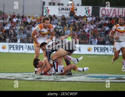 Catalans Dragon's Clint Greenshields affronté par George Carmont de Wigan Warrior lors du match de rugby engage Super League, Catalans Dragons vs Wigan Warriors au stade Gilbert Brutus de Perpignan, France, le 20 septembre 2008. Wigan Warriors a gagné 26-50. Photo de Michel Clemmentz/Cameleon/ABACAPRESS.COM Banque D'Images