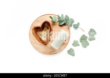 eucalyptus vert succulent, bougie, feuilles isolées sur fond blanc. flat lay, vue de dessus Banque D'Images