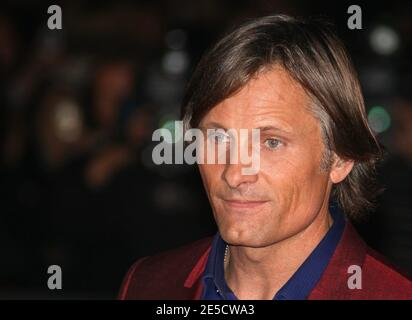 Viggo Mortensen arrivant sur le tapis rouge pour la projection d'Appaloosa dans le cadre du 3ème Festival du film de Rome, Italie, le 25 octobre 2008. Photo de Denis Guignebourg/ABACAPRESS.COM Banque D'Images