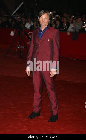 Viggo Mortensen arrivant sur le tapis rouge pour la projection d'Appaloosa dans le cadre du 3ème Festival du film de Rome, Italie, le 25 octobre 2008. Photo de Denis Guignebourg/ABACAPRESS.COM Banque D'Images