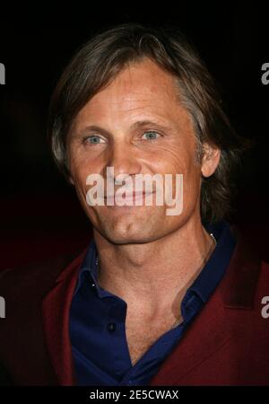 Viggo Mortensen arrivant sur le tapis rouge pour la projection d'Appaloosa dans le cadre du 3ème Festival du film de Rome, Italie, le 25 octobre 2008. Photo de Denis Guignebourg/ABACAPRESS.COM Banque D'Images