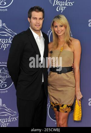 Geoff Stults et Stacy Keibler participant à la 25e course du Championnat du monde de la coupe des éleveurs qui s'est tenue au parc Santa Anita à Arcadia à Los Angeles, CA, États-Unis, le 25 octobre 2008. Photo de Lionel Hahn/ABACAPRESS.COM Banque D'Images