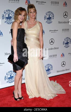 Melanie Griffith et sa fille Dakota assistent au 30e anniversaire du Carousel of Hope ball qui s'est tenu à l'hôtel Beverly Hilton de Los Angeles, CA, États-Unis le 25 octobre 2008. Photo de Lionel Hahn/ABACAPRESS.COM Banque D'Images