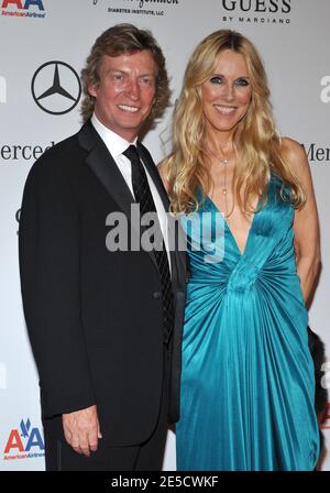 Nigel Lythgoe et Alana Stewart assistent au 30e anniversaire du Carousel of Hope ball qui s'est tenu à l'hôtel Beverly Hilton de Los Angeles, CA, Etats-Unis le 25 octobre 2008. Photo de Lionel Hahn/ABACAPRESS.COM Banque D'Images