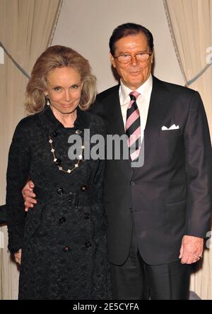 Sir Roger Moore, accompagné de son épouse Kristina Tholstrup, a reçu la médaille Chevalier des Arts et de la Littérature au Ministère de la Culture à Paris, France, le 28 octobre 2008. Photo de Thierry Orban/ABACAPRESS.COM Banque D'Images