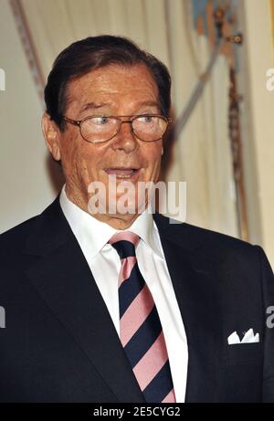 Sir Roger Moore reçoit la médaille Chevalier des Arts et de la Littérature au Ministère de la Culture à Paris, France, le 28 octobre 2008. Photo de Thierry Orban/ABACAPRESS.COM Banque D'Images