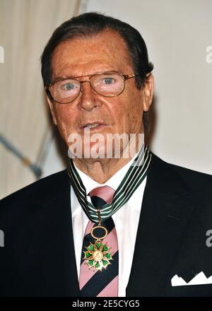 Sir Roger Moore, accompagné de son épouse Kristina Tholstrup, a reçu la médaille Chevalier des Arts et de la Littérature au Ministère de la Culture à Paris, France, le 28 octobre 2008. Photo de Thierry Orban/ABACAPRESS.COM Banque D'Images