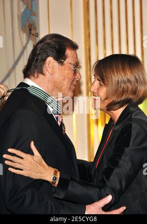 Sir Roger Moore reçoit la médaille Chevalier des Arts et de la Littérature de Christine Albanel au Ministère de la Culture à Paris, France, le 28 octobre 2008. Photo de Thierry Orban/ABACAPRESS.COM Banque D'Images