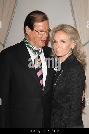 Sir Roger Moore, accompagné de son épouse Kristina Tholstrup, a reçu la médaille Chevalier des Arts et de la Littérature au Ministère de la Culture à Paris, France, le 28 octobre 2008. Photo de Thierry Orban/ABACAPRESS.COM Banque D'Images