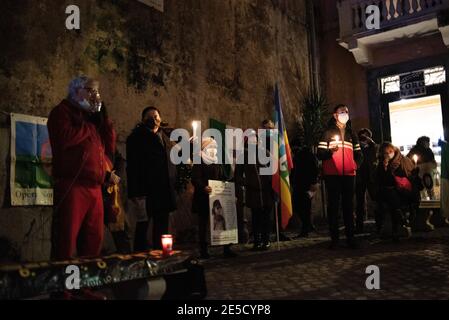 Rome, 27/01/2021. Aujourd’hui, une veillée aux chandelles s’est tenue à Rome via degli Zingari pour rappeler – comme l’ont affirmé les organisateurs – les « victimes oubliées de l’Holocauste » : Roms, Sinti, Camminanti, homosexuels, personnes handicapées, témoins de Jéhovah, dissidents politiques, minorités ethniques et des millions d’autres tués par le régime nazi et ses collaborateurs. Le 27 janvier est la Journée internationale de l'Holocauste, également appelée Journée commémorative de l'Holocauste au Royaume-Uni et en Italie, et marque le jour de la libération par l'armée de l'Union soviétique du plus grand camp de la mort, Auschwitz-Birkenau (76e anniversaire). Banque D'Images