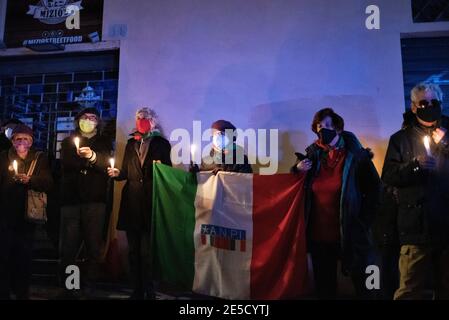 Rome, 27/01/2021. Aujourd’hui, une veillée aux chandelles s’est tenue à Rome via degli Zingari pour rappeler – comme l’ont affirmé les organisateurs – les « victimes oubliées de l’Holocauste » : Roms, Sinti, Camminanti, homosexuels, personnes handicapées, témoins de Jéhovah, dissidents politiques, minorités ethniques et des millions d’autres tués par le régime nazi et ses collaborateurs. Le 27 janvier est la Journée internationale de l'Holocauste, également appelée Journée commémorative de l'Holocauste au Royaume-Uni et en Italie, et marque le jour de la libération par l'armée de l'Union soviétique du plus grand camp de la mort, Auschwitz-Birkenau (76e anniversaire). Banque D'Images