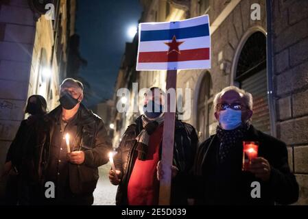 Rome, 27/01/2021. Aujourd’hui, une veillée aux chandelles s’est tenue à Rome via degli Zingari pour rappeler – comme l’ont affirmé les organisateurs – les « victimes oubliées de l’Holocauste » : Roms, Sinti, Camminanti, homosexuels, personnes handicapées, témoins de Jéhovah, dissidents politiques, minorités ethniques et des millions d’autres tués par le régime nazi et ses collaborateurs. Le 27 janvier est la Journée internationale de l'Holocauste, également appelée Journée commémorative de l'Holocauste au Royaume-Uni et en Italie, et marque le jour de la libération par l'armée de l'Union soviétique du plus grand camp de la mort, Auschwitz-Birkenau (76e anniversaire). Banque D'Images