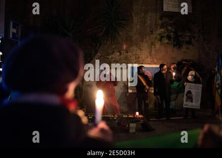 Rome, 27/01/2021. Aujourd’hui, une veillée aux chandelles s’est tenue à Rome via degli Zingari pour rappeler – comme l’ont affirmé les organisateurs – les « victimes oubliées de l’Holocauste » : Roms, Sinti, Camminanti, homosexuels, personnes handicapées, témoins de Jéhovah, dissidents politiques, minorités ethniques et des millions d’autres tués par le régime nazi et ses collaborateurs. Le 27 janvier est la Journée internationale de l'Holocauste, également appelée Journée commémorative de l'Holocauste au Royaume-Uni et en Italie, et marque le jour de la libération par l'armée de l'Union soviétique du plus grand camp de la mort, Auschwitz-Birkenau (76e anniversaire). Banque D'Images