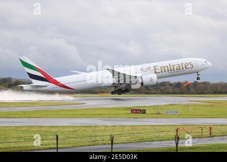 Emirates Boeing 777 300ER au départ de l'aéroport de Manchester pour Dubaï Banque D'Images