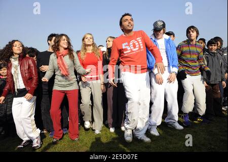 Alice, Anissa, Edouard, Gautier, Joanna, Maryline, Mickels, Quentin, Solene et Yvane avec Kamel au cours du programme de télévision français 'Star Academy 8' ayant une leçon de danse avec le chorégraphe Kamel Ouali aux Invalides à Paris, France. Le 29 octobre 2008. Photo de Mehdi Taamallah/ABACAPRESS.COM Banque D'Images