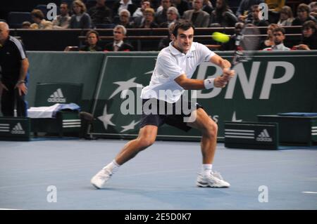 Florent Serra, en France, est battu par Rafael Nadal, 6-2, 6-4, en Espagne, lors de leur deuxième manche du tournoi de tennis en salle BNP Paris Masters au Palais Omnisports Paris-Bercy à Paris, en France, le 29 octobre 2008. Photo de Thierry Plessis/ABACAPRESS.COM Banque D'Images