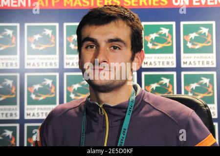 Florent Serra, en France, est battu par Rafael Nadal, 6-2, 6-4, en Espagne, lors de leur deuxième manche du tournoi de tennis en salle BNP Paris Masters au Palais Omnisports Paris-Bercy à Paris, en France, le 29 octobre 2008. Photo de Thierry Plessis/ABACAPRESS.COM Banque D'Images