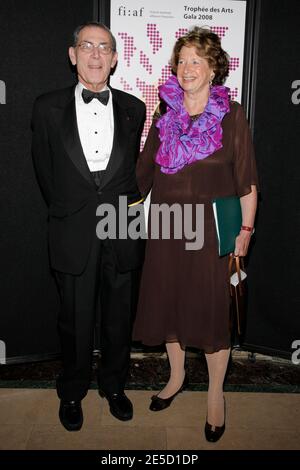 Honorée Philippe de Montebello, directrice du Metropolitan Museum of Arts, et Marie-Monique Steckel, présidente de l'Alliance française, posent lors du gala de Trophee des Arts de la FIAF 2008 en l'honneur de Philippe de Montebello et Jean-Bernard Levy, à l'hôtel Plaza de New York, NY, USA, le 29 octobre 2008. Photo par Aton Pak/ABACAPRESS.COM Banque D'Images