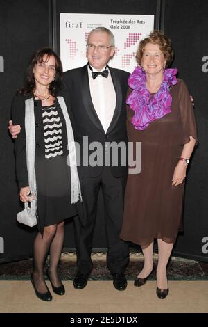 Vivendi COO Jean-Bernard Levy avec son épouse Odile et la présidente de l'Alliance française Marie-Monique Steckel assister au Gala Trophée des Arts de la FIAF 2008 en l'honneur de Philippe de Montebello et Jean-Bernard Levy, à l'hôtel Plaza de New York, NY, USA, le 29 octobre 2008. Photo par Aton Pak/ABACAPRESS.COM Banque D'Images