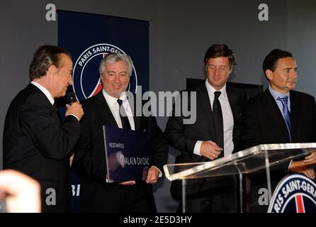 Sébastien Bazin propriétaire du club et Charles Villeneuve, président du PSG, Eric Besson et Alain Cayzac ancien président lors de l'ouverture du nouveau centre de formation du club de football Paris-St-Germain à Saint-Germain-en-Laye, France, le 4 novembre 2008. Photo de Henri Szwarc/Cameleon/ABACAPRESS.COM Banque D'Images