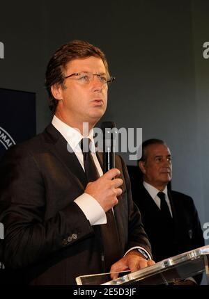 Sébastien Bazin propriétaire du club et Charles Villeneuve, Président du PSG lors de l'ouverture du nouveau Centre de formation du club de football Paris-St-Germain à Saint-Germain-en-Laye, France, le 4 novembre 2008. Photo de Henri Szwarc/Cameleon/ABACAPRESS.COM Banque D'Images