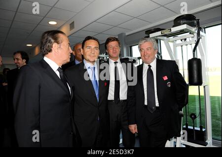 Sébastien Bazin propriétaire du club et Charles Villeneuve, président du PSG, Eric Besson et Alain Cayzac ancien président lors de l'ouverture du nouveau centre de formation du club de football Paris-St-Germain à Saint-Germain-en-Laye, France, le 4 novembre 2008. Photo de Henri Szwarc/Cameleon/ABACAPRESS.COM Banque D'Images