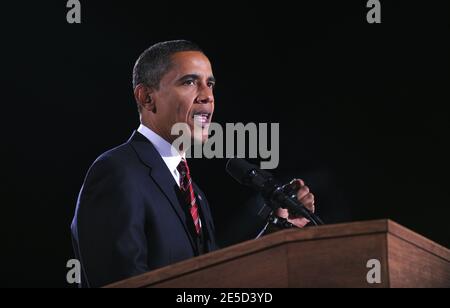 Le président élu Barack Obama prononce son discours à Grant Park le 4 novembre 2008 à Chicago, Illinois. Le sénateur Barack Obama (D-il) a battu le candidat républicain Senn John McCain (R-AZ) avec une large marge dans l'élection pour devenir le premier président américain afro-américain élu. Photo par Olivier Douliery/ABACAPRESS.COM Banque D'Images